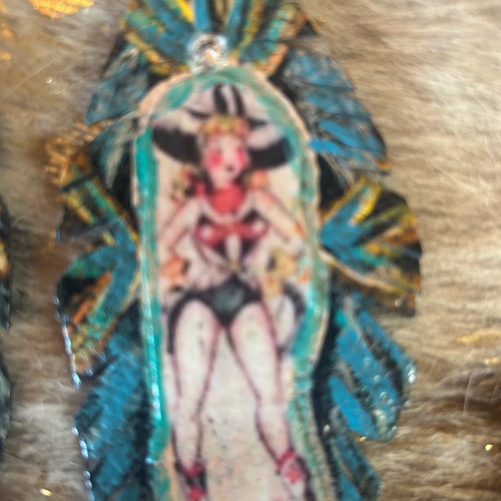 Artistic Feather Earrings with Vintage Print retro design - Picture 3 of 4